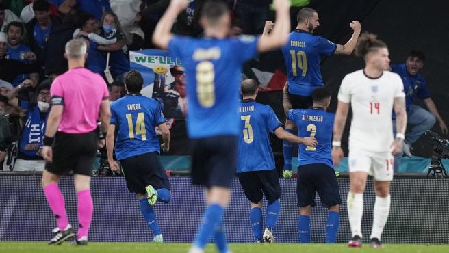 Leonardo Bonucci celebra el primer gol de Italia.