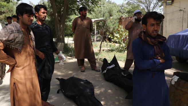 Familiares identifican los cadáveres de las víctimas de la explosión de una bomba en el aeropuerto, en un hospital de Kabul.