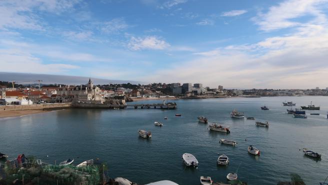 A 40 minutos del aeropuerto de Lisboa encontramos Cascais, una de las ciudades turísticas mas importantes de Portugal que saltó a la fama en el siglo XIX al convertirse en el destino de vacaciones de la realeza portuguesa. Un lugar perfecto si buscas playa y sol.