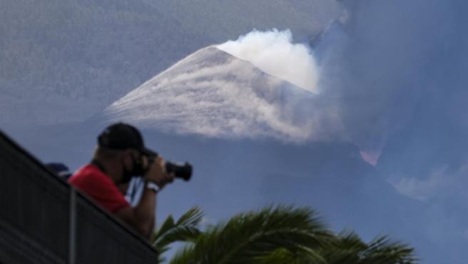 El volcán de La Palma se encuentra en una fase en la que además de mucha lava, también está expulsando grandes columnas de ceniza