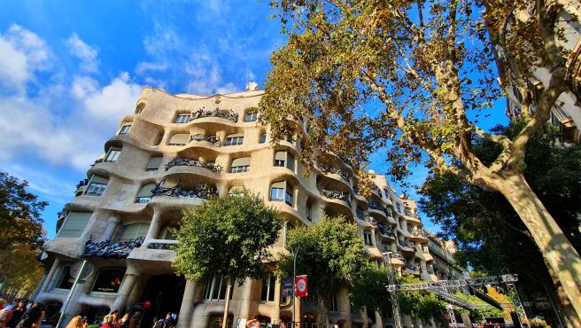 Es una de las avenidas más caras y concurridas de Barcelona, pero también una delicia para los amantes de la arquitectura modernista, aquí se encuentra la Casa Batlló de Antonio Gaudí.