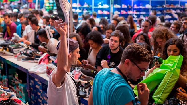sed Prefijo Amplia gama Nike, Adidas, Lacoste, Calvin Klein... descuentos del 80% en la mayor feria  del outlet de Madrid