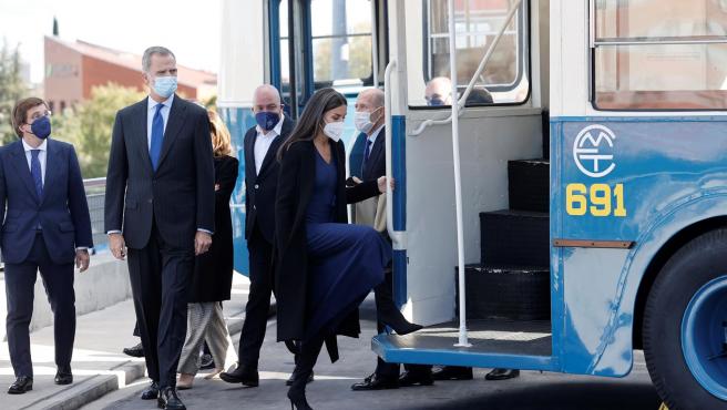 El rey Felipe VI (2i) y la reina Letizia (c) suben a un antiguo autobús de la EMT acompañados del alcalde Madrid, José Luis Martínez-Almeida