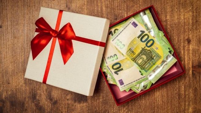 Ambicioso Coincidencia Permanente Regalar dinero en Navidad: a partir de qué cifra límite se declara a  Hacienda