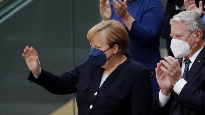 El Bundestag despide en pie a Merkel tras sus 16 años como canciller alemana