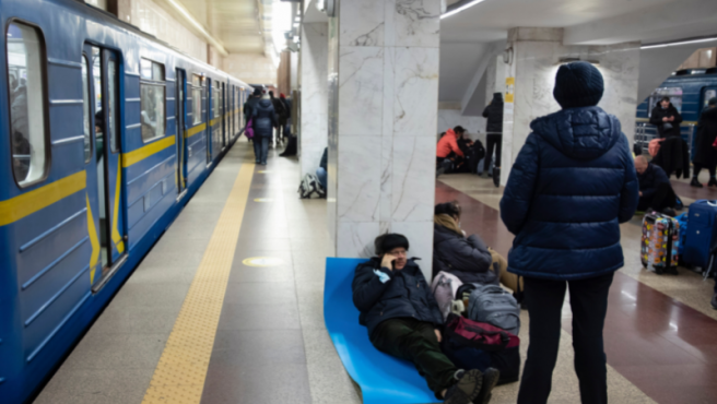 Los ucranianos se refugian en una estación de metro para pasar la noche en Kiev