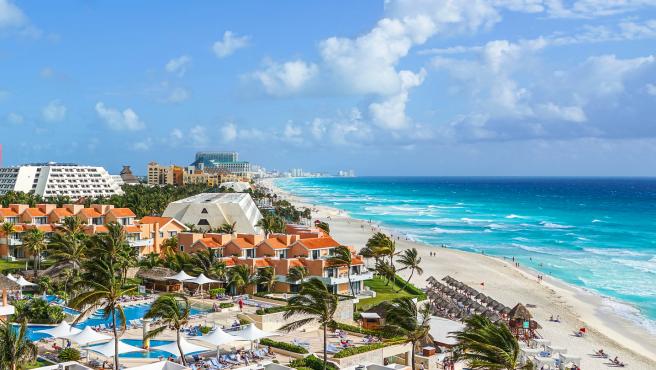 Pocos lugares cuentan con tan rico patrimonio arqueológico como Cancún. Multitud de lujosos complejos turísticos ofrecen a los visitantes unas vacaciones familiares donde sentir el cálido clima tropical de Yucatán.