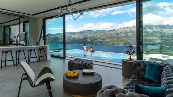 Interior y piscina de la mansión de lujo Villa Diamante en Croacia.