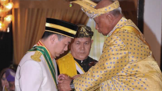 El sultán de Phagan colocando la medalla a San Chin Choon