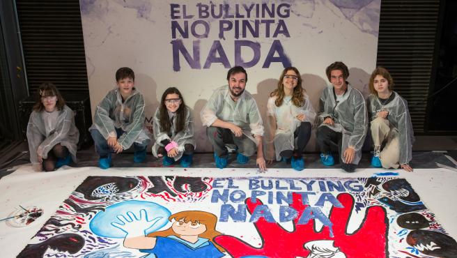 Los ganadores y finalistas del concurso de la Fundación Mutua, junto al ilustrador Loulogio, durante la realización del mural.