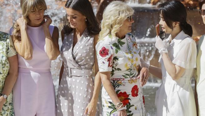 La reina Letizia (2i), la mujer del presidente del Gobierno, Begoña Gómez (i), la primera dama estadounidense, Jill Biden (2d) y la primera dama surcoreana, Keon Hee Kim (d) posan para la foto de familia de los acompañantes de los mandatarios