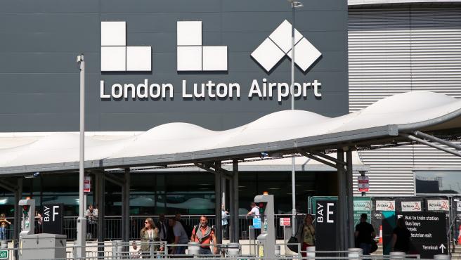 El aeropuerto de Reino Unido de Luton suspende vuelos por el calor extremo