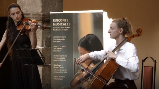 Dúo Ravel tocando en el Ciclo Rincones Musicales, en Albarracín (Teruel).