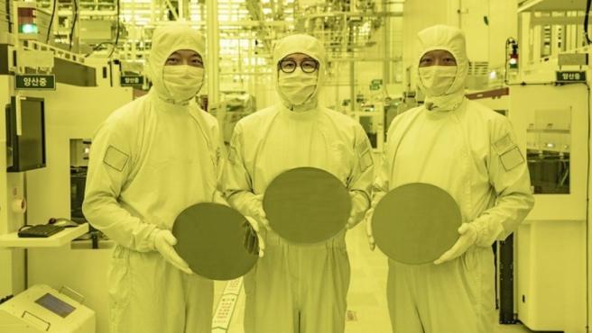 Directivos de la compañía Samsung en una fábrica de chips de Corea del Sur.