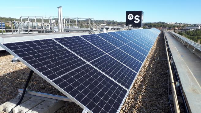 Banco Sabadell cuenta con paneles solares en sus instalaciones.