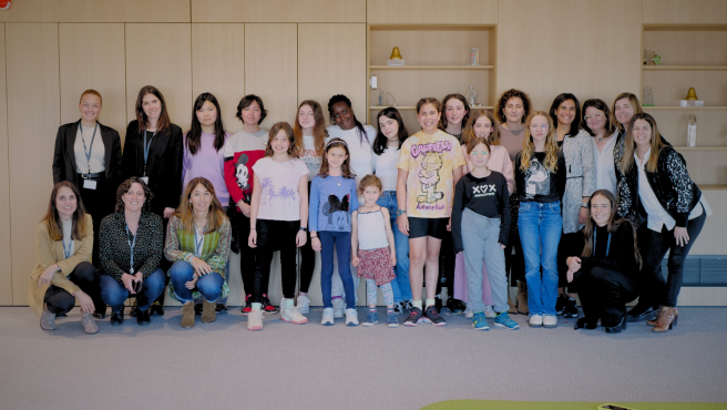 Las alumnas de Technovation visitan las oficinas de Cellnex en Barcelona para presentar sus proyectos.