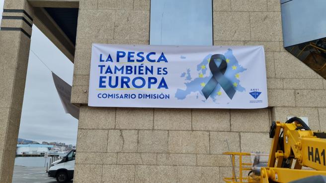 Una de las pancartas instaladas en el puerto de Vigo (Galicia)
