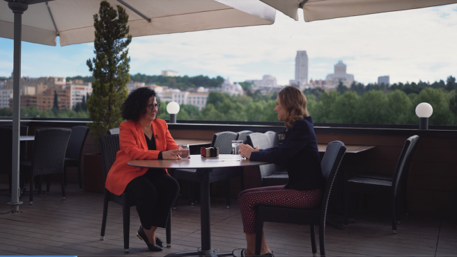 Joana Frontela y Bettina Karsch durante la entrevista.