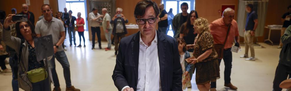 El primer secretario del PSC y candidato a la presidencia de la Generalitat, Salvador Illa, vota en el Centro Cultural La Roca del Vallès de Barcelona