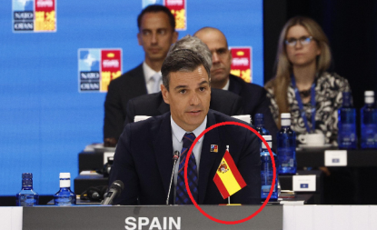 Sánchez interviene en la Cumbre de la OTAN con la bandera de España al revés