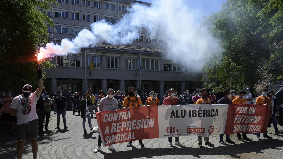 La Audiencia permite a 16 trabajadores acusar por la reventa de Alu Ibérica