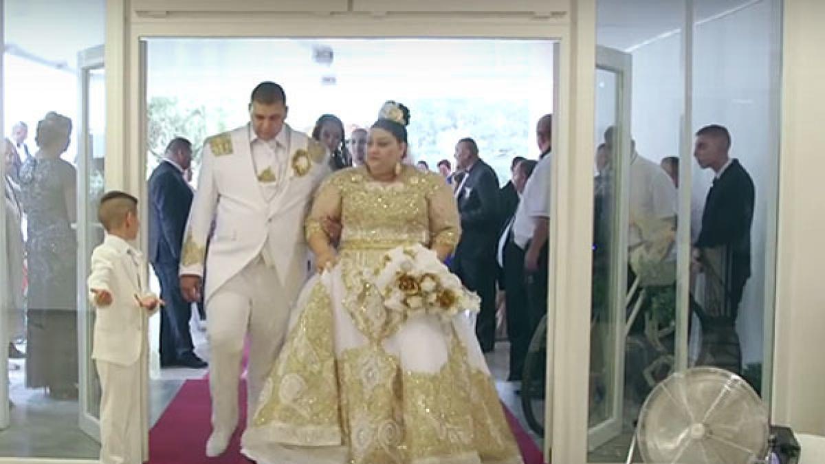 La boda gitana más extravagante del mundo: tallas grandes, oro y billetes  de 500 euros