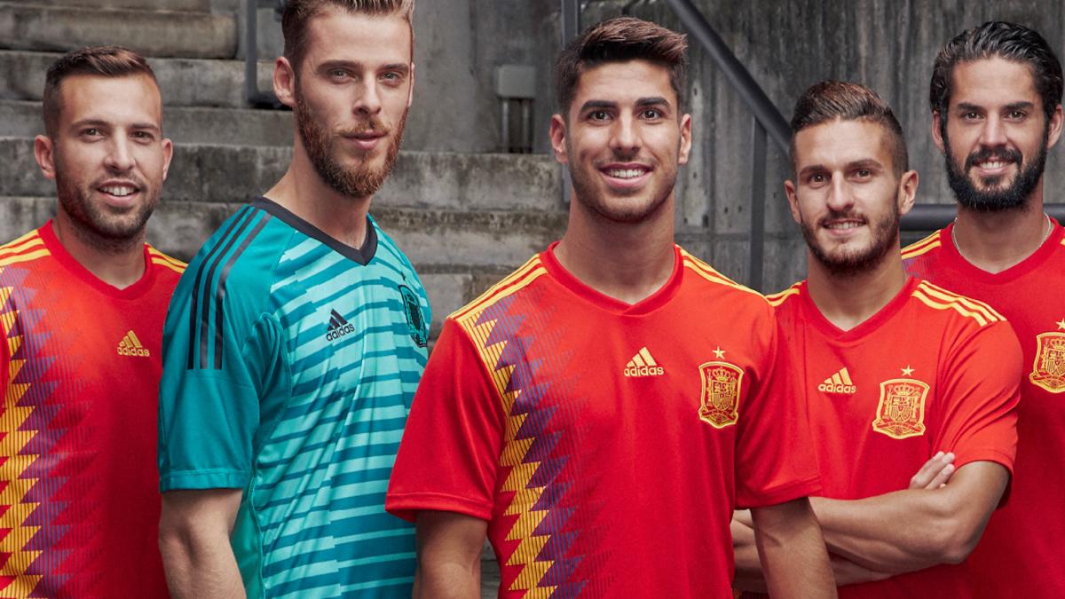 Bolsa dólar estadounidense sal España presenta su camiseta para el Mundial de Rusia 2018 y la tildan de  republicana