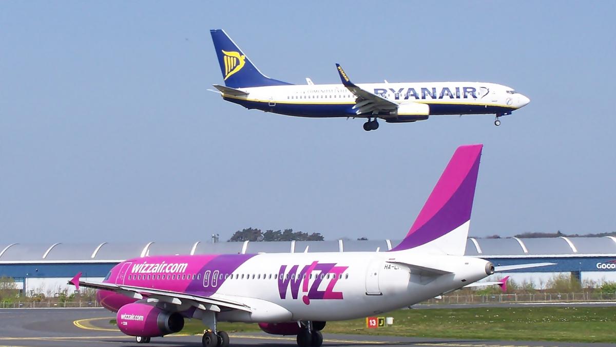 En necesidad de virtud tanto TARIFAS MALETAS DE MANO - Ryanair y Wizz Air cobran por las maletas de  mano: estas son las tarifas y opciones