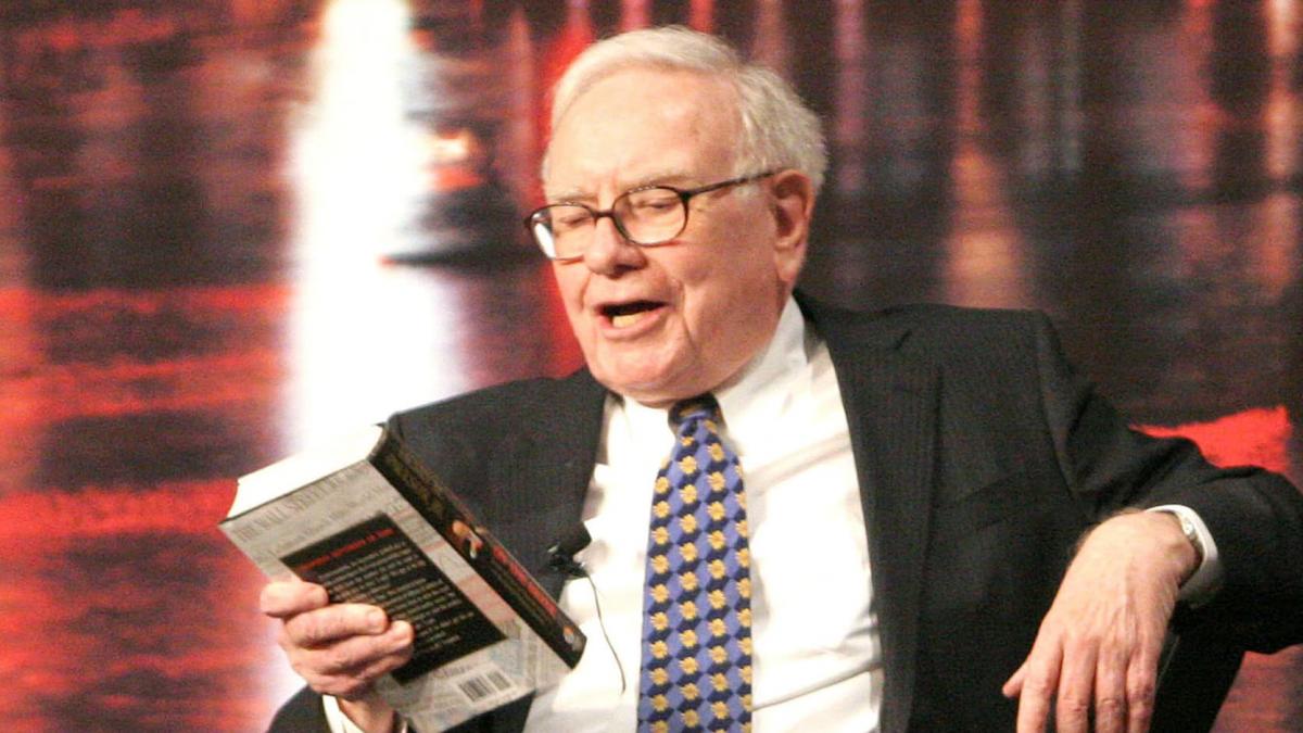 Los tres libros con los que Warren Buffett ha construido su imperio de  inversión