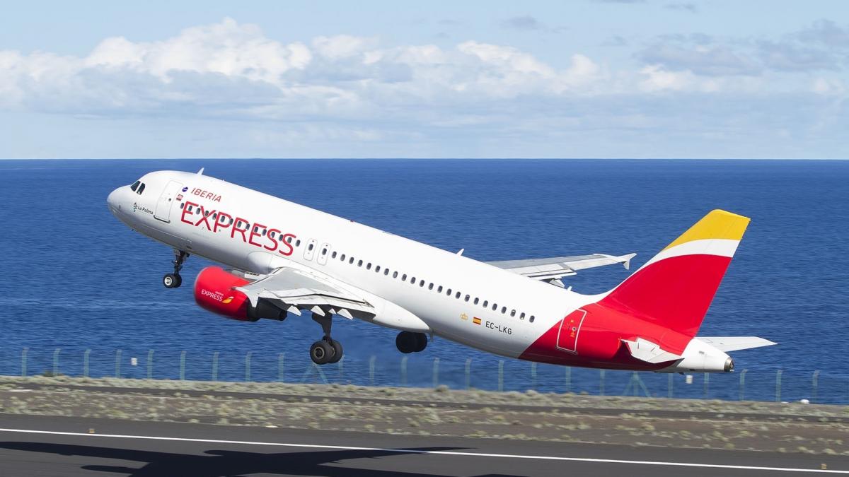 Iberia Express cancela 24 vuelos para las tres primeras de huelga