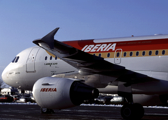 En 2008, el coste de combustibles le supuso a Iberia el 45,5% de los gastos totales, hasta superar los 1.660 millones. (Foto: Iberia)