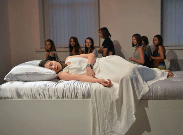 'Sleeping Beauties', performance del artista ucraniano-canadiense Taras Polataiko (AFP)